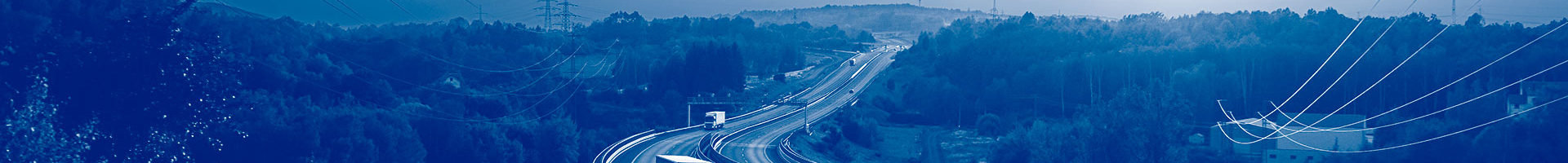 Rodovia com carros e árvores ao redor