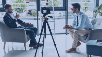 gravação de entrevista entre dois homens