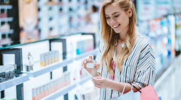 mulher experimentando perfumes