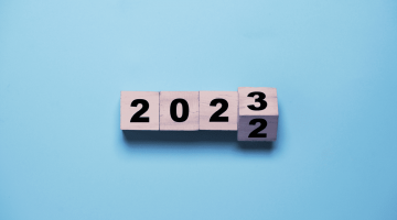 fundo azul com blocos com o número 2023, fazendo menção à área tributária em 2023