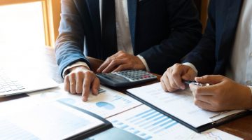 Advogados estudando sobre repetição de indébito tributário