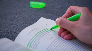 Livro grafado com marca texto verde