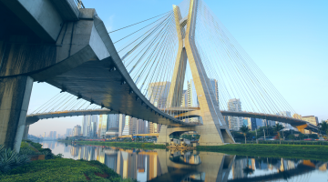 Ponte localizada no estado de São Paulo, fazendo menção à transação tributária do local.