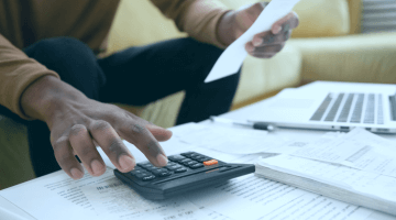 mão masculina em uma calculadora fazendo menção aos cálculos com incentivos fiscais