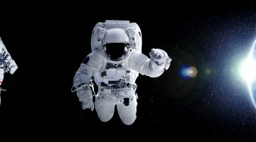 Astronauta flutuando no espaço