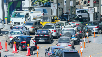 Automóveis esperando para abastecer com gasolina