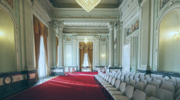 imagem do Palácio Piratini com carpete vermelho, lustre e cadeiras, fazendo menção ao RS, estado que alterou a Substituição Tributária
