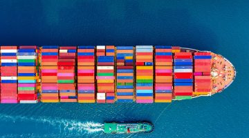 Navio carregando containers para a exportação, cobrança de frete de insumos importados foi retirada