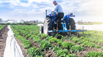 trator em lavoura fazendo menção ao conceito de atividade rural