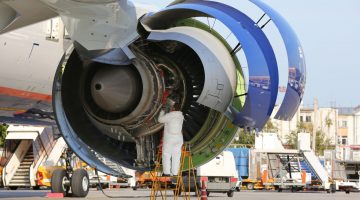 turbina de avião sendo consertada