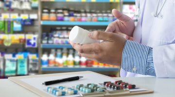 pessoa mexendo com médicamentos, em referência À PRL 20