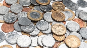 moedas de real, em referência ao déficit do governo federal