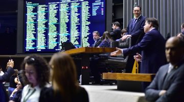 plenário da câmara de deputados, em referência à regulamentação da reforma tributária