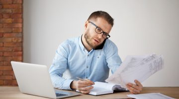 simples-nacional: pessoa segurando documentos