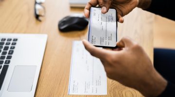 DARF: pessoa pagando boleto com o celular
