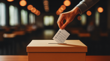 voto-de-qualidade: pessoa colocando papel em urna