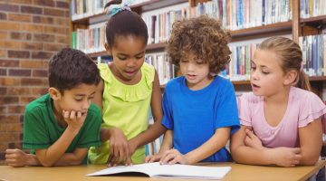 tributacao-na-educacao: crianças lendo livro